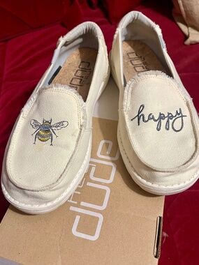 Hey Dudes - Lena - Bee Happy